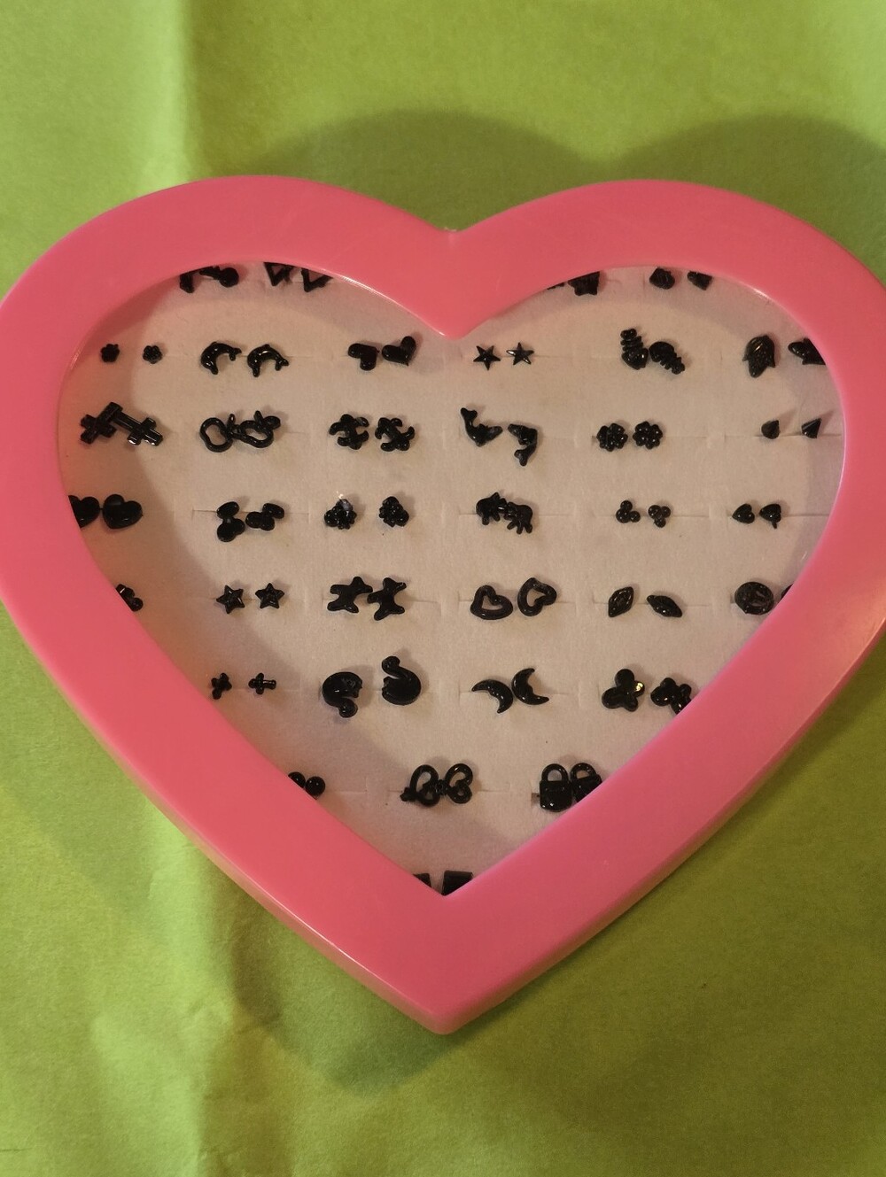New36-pair heart-shaped stud earring set in black